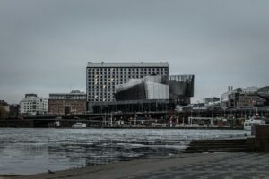 Modernt stadshusliknande byggnad vid vattnet i gråväder