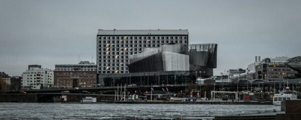 Modernt stadshusliknande byggnad vid vattnet i gråväder