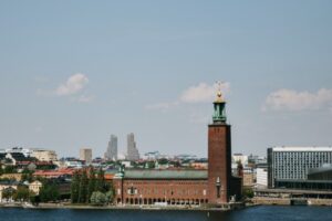 Stockholms stadshus och stadsbilden vid vattnet under en klar himmel