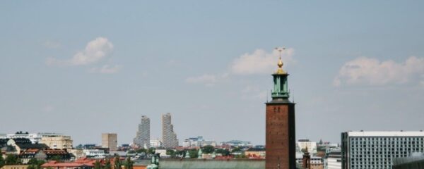 Stockholms stadshus och stadsbilden vid vattnet under en klar himmel