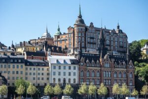 Stadsvy med utsmyckade byggnader och vatten i förgrunden