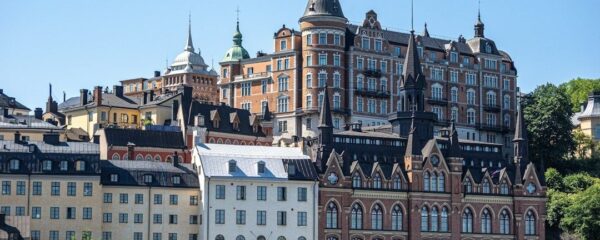 Stadsvy med utsmyckade byggnader och vatten i förgrunden